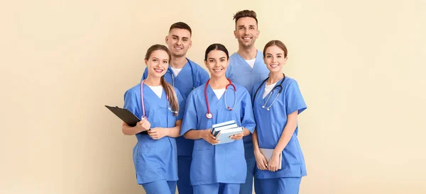 Gruppe Von Medizinstudenten Auf Hellem Hintergrund — Stockfoto