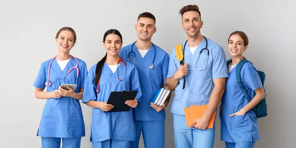 Gruppe Von Medizinstudenten Vor Hellem Hintergrund — Stockfoto