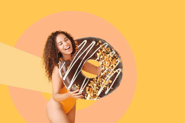 Güzel Afro Amerikalı Bir Kadın Büyük Lezzetli Bir Donut Renkli — Stok fotoğraf