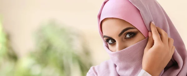 Porträt Einer Schönen Muslimischen Frau Auf Verschwommenem Hintergrund — Stockfoto