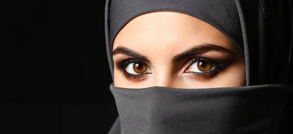 Portré Gyönyörű Muszlim Sötét Háttérrel Helyet Szöveg Közelkép — Stock Fotó
