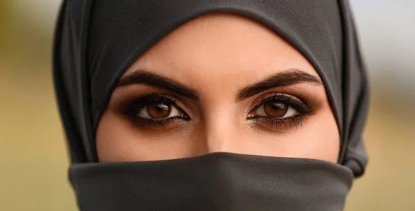 Portret Pięknej Muzułmanki Świeżym Powietrzu Zbliżenie — Zdjęcie stockowe