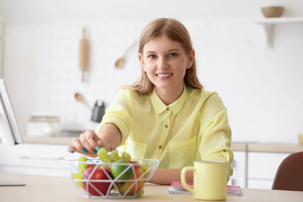 Adolescente Menina Tomando Uva Cesta Mesa Cozinha — Fotografia de Stock