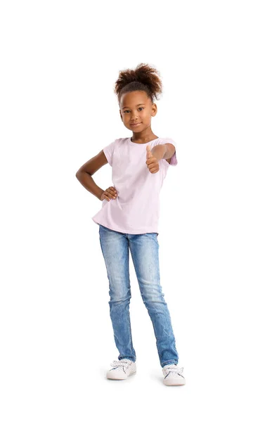 穿着T恤衫的非洲裔美国小女孩的大拇指在白底露了出来 — 图库照片