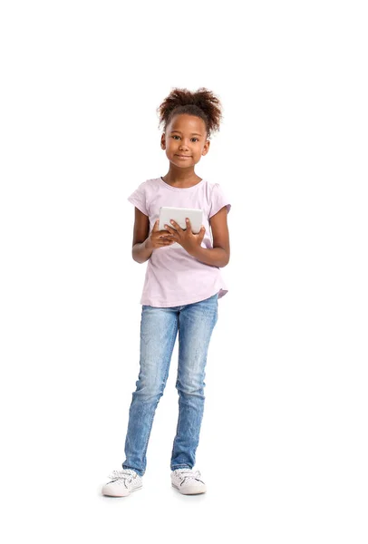 一个有着白色背景平板电脑的非洲裔美国小女孩 — 图库照片