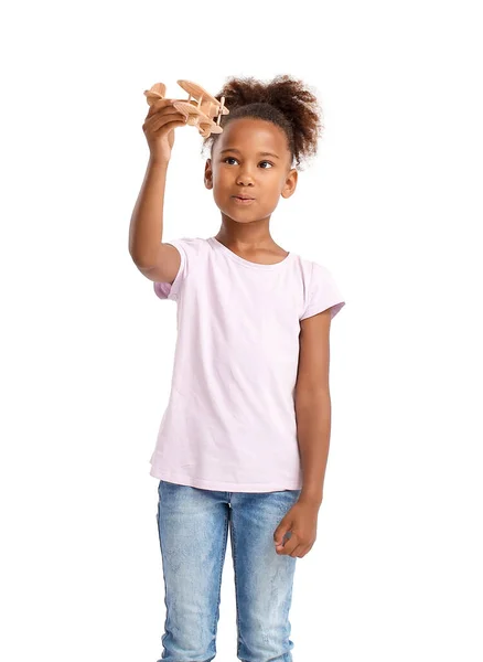 Niña Afroamericana Con Avión Madera Sobre Fondo Blanco — Foto de Stock