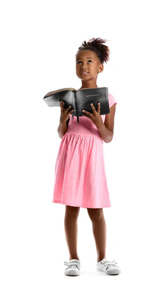 Маленька Афро Американська Дівчинка Святою Біблією Білому Тлі — стокове фото