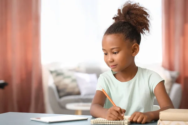 Маленькая Афро Американская Девочка Пишет Блокноте Дома — стоковое фото