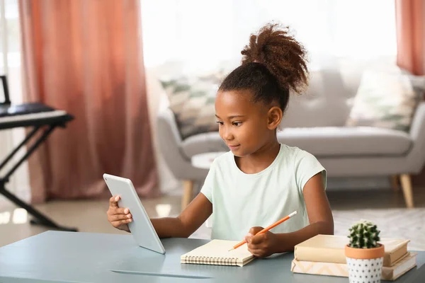 Mała Afroamerykanka Tabletem Notebookiem Domu — Zdjęcie stockowe