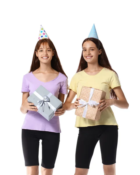 Teenager Zwillingsschwestern Mit Geschenkboxen Auf Weißem Hintergrund — Stockfoto
