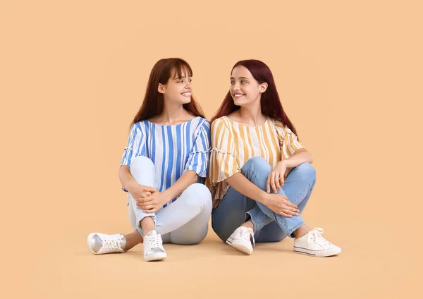 Teenage Twin Sisters Sitting Beige Background — Stock Photo, Image