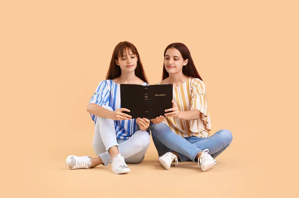 Teenage Twin Sisters Reading Holy Bible Beige Background — Stock Photo, Image