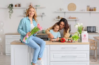 Mutlu olgun kadın, kızı ve torunu evde, mutfakta. Uluslararası Kadınlar Günü kutlamaları