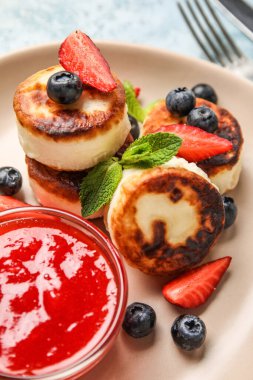 Süzme peynirli krep, çilek reçeli, yakın plan.