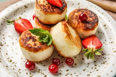 Süzme peynirli krep, dut ve nane yapraklı tabak, yakın plan.