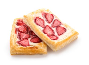 Beyaz arka planda çilekli börekler