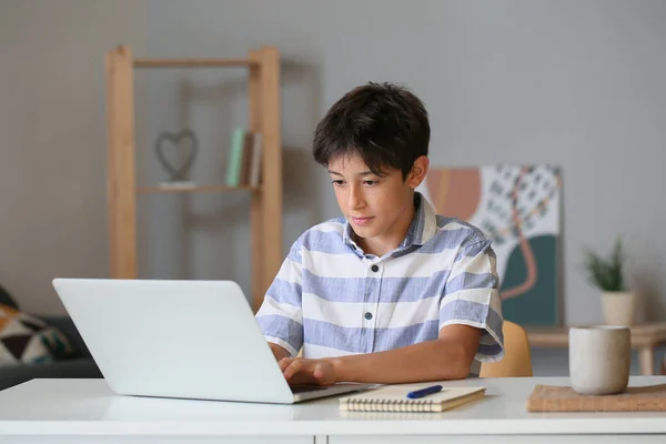 Tiener Jongen Leren Met Laptop Thuis — Stockfoto