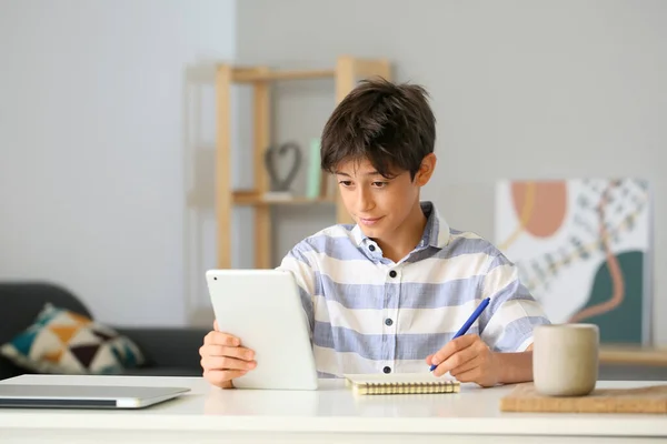 Tiener Jongen Met Tablet Computer Schrijven Notebook Thuis — Stockfoto