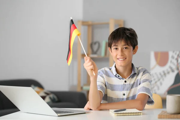 Мальчик Подросток Флагом Германии Сидит Дома — стоковое фото