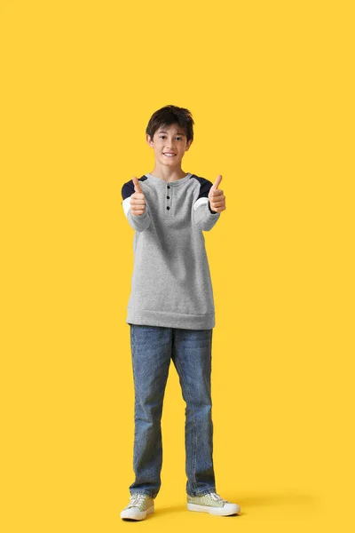 Εφηβικό Αγόρι Δείχνει Αντίχειρες Κίτρινο Φόντο — Φωτογραφία Αρχείου