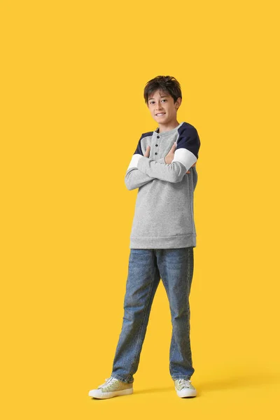 Teenage Chlapec Úsměv Žlutém Pozadí — Stock fotografie