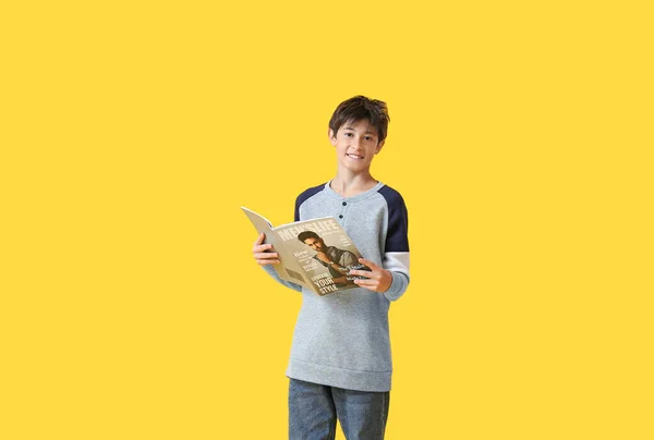 Tiener Jongen Met Tijdschrift Gele Achtergrond — Stockfoto