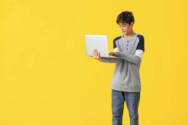 Tiener Jongen Met Behulp Van Laptop Gele Achtergrond — Stockfoto
