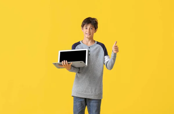 Tiener Jongen Met Laptop Tonen Duim Gele Achtergrond — Stockfoto