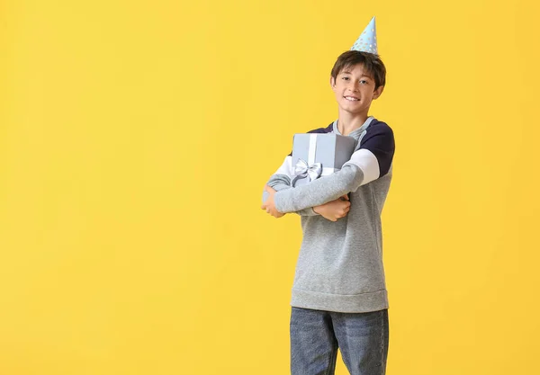 Teenage Boy Party Hat Gift Box Yellow Background — Stock Photo, Image
