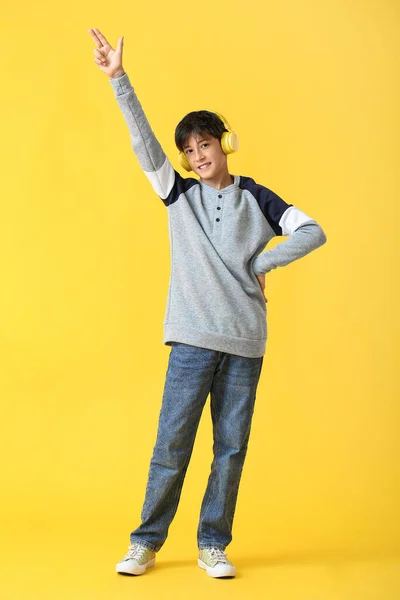 Teenager Mit Kopfhörern Tanzt Auf Gelbem Hintergrund — Stockfoto