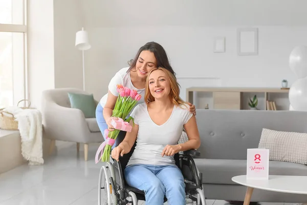 Une Jeune Femme Salue Mère Fauteuil Roulant Pour Journée Internationale — Photo