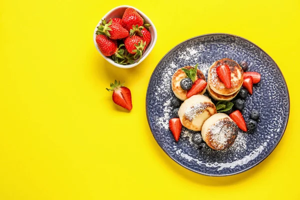 Plate Cottage Cheese Pancakes Bowl Fresh Strawberry Yellow Background — Stock Photo, Image