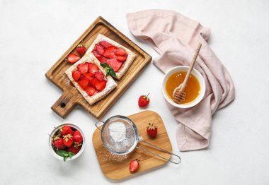 Lezzetli puf böreği, şeker tozu ve ballı kase.