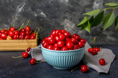 Arkaplanda vişneli kase.