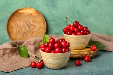 Renkli arka planda tatlı kirazlar