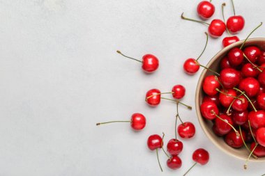 Hafif arka planda bir kase tatlı kiraz