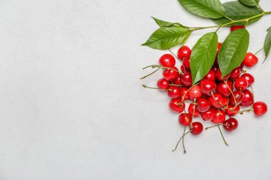 Hafif arka planda bir yığın tatlı kiraz