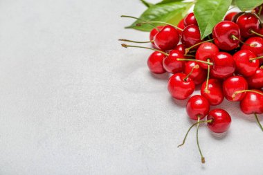 Hafif arka planda bir yığın tatlı kiraz