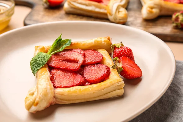 Plate Delicious Strawberry Puff Pastry Table Closeup — Stock Photo, Image