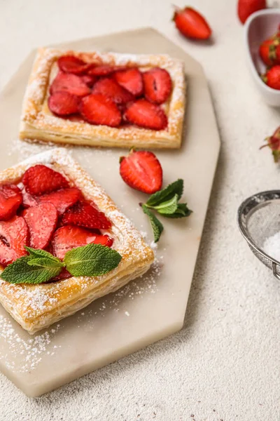 Board Sugar Powdered Puff Pastry Strawberry Light Table Closeup — Stock Photo, Image