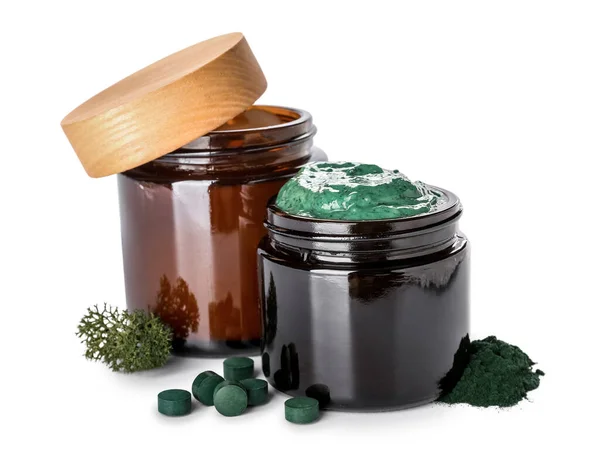 Gläser Mit Spirulina Gesichtsmaske Und Pillen Auf Weißem Hintergrund — Stockfoto