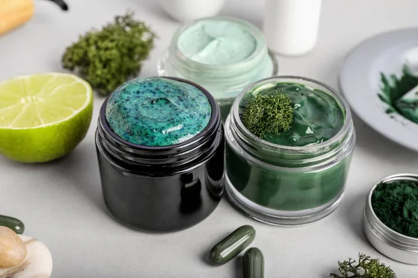 Işık Arka Planında Spirulina Özü Olan Kozmetik Kavanozları — Stok fotoğraf