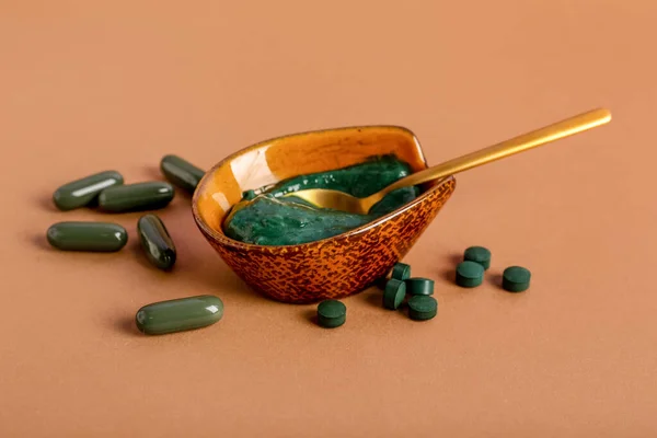 Bowl Spirulina Facial Mask Pills Color Background — Stockfoto