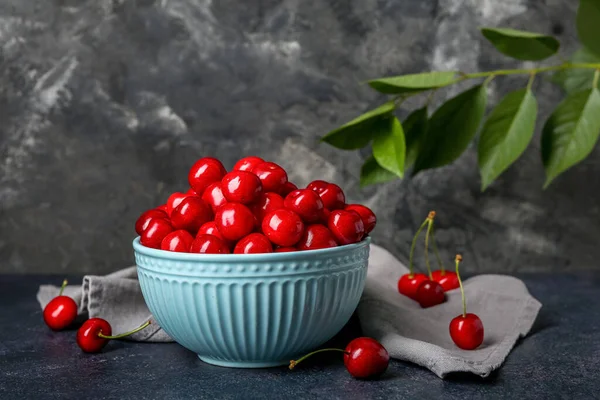 Arkaplanda vişneli kase.