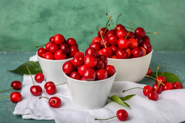 Cuencos Cerezas Dulces Sobre Fondo Color —  Fotos de Stock