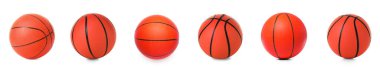 Beyazlar üzerinde izole edilmiş basketbol oynamak için bir takım toplar