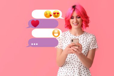 Cep telefonlu şık genç bir kadın pembe arka planda internette sohbet ediyor.