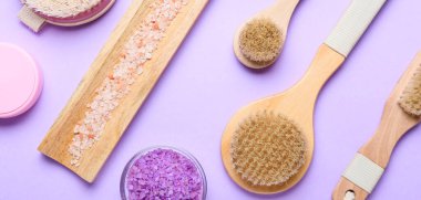 Masaj fırçaları ve deniz tuzu arkaplanlı kompozisyon, üst görünüm