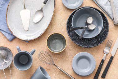 Bej arkaplanda yemek takımı