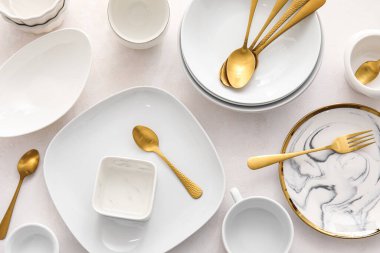 Beyaz arka planda güzel yemek takımı